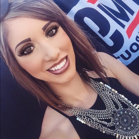 Profile Picture of Nicole Marcos (@teaqueenx) on Poshmark
