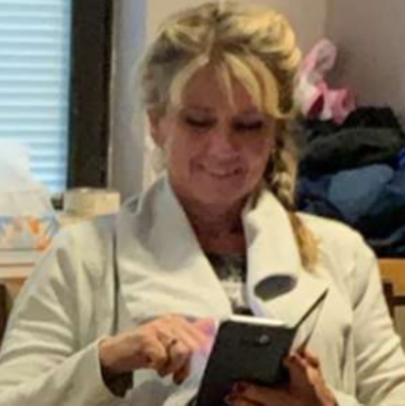 Profile Picture of Barbara Holcomb (@bjholcomb) on Poshmark