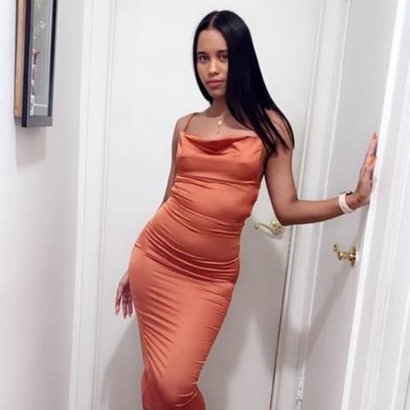 Profile Picture of Elizabeth Matos (@elizabeth222222) on Poshmark