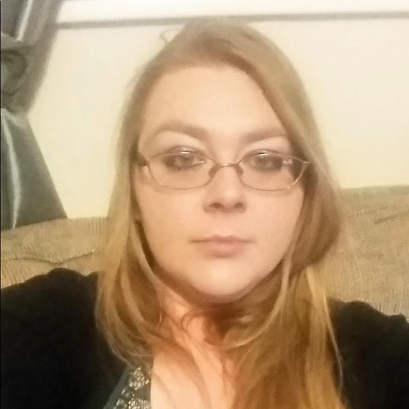 Profile Picture of Amanda Arthur (@branstutter) on Poshmark