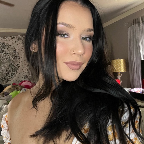 Profile Picture of Alli Rudd (@allisonnrudd) on Poshmark