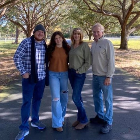 Profile Picture of Tina Harshman (@tinaharshman) on Poshmark