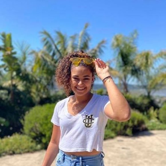 Profile Picture of Amira Iskander (@amiraiskander) on Poshmark