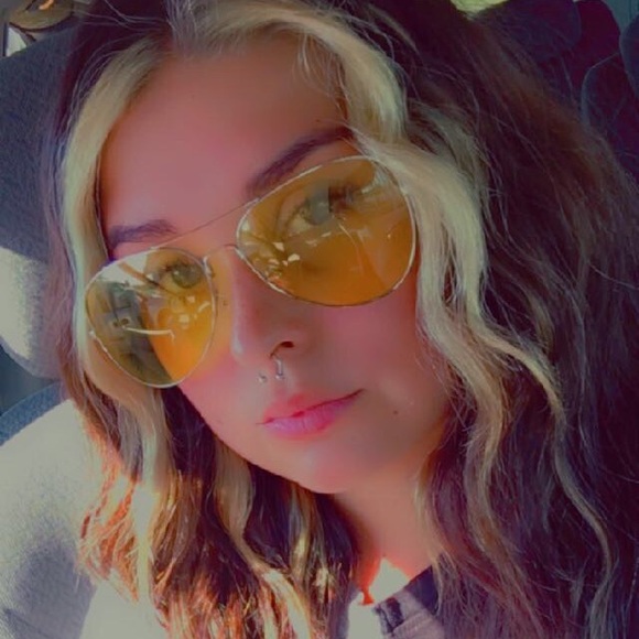 Profile Picture of Danielle Duroy (@daniellelle23) on Poshmark