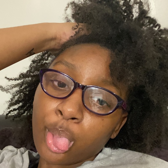 Profile Picture of Briana Stanford (@fabriizer) on Poshmark