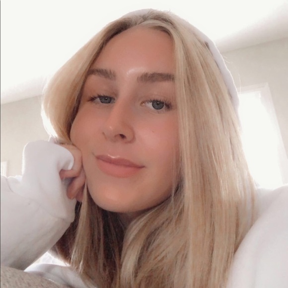 Profile Picture of Daize Little (@daize1234) on Poshmark
