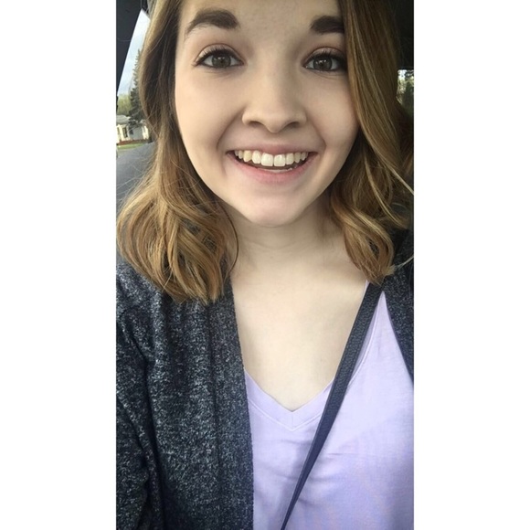 Profile Picture of Abby Belisle (@abbybelisle) on Poshmark