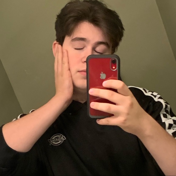 Profile Picture of Andrew Braga (@andrewbraga) on Poshmark