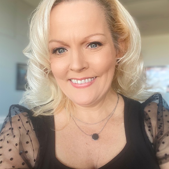 Lori Sorrell - Poshmark Profile Picture of Lori Sorrell (@lschwermer) on Poshmark