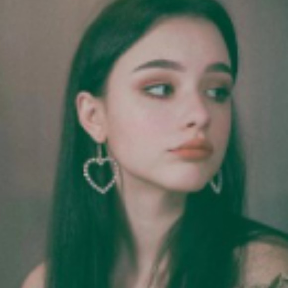 Profile Picture of Nadeen John (@nadeengg596) on Poshmark