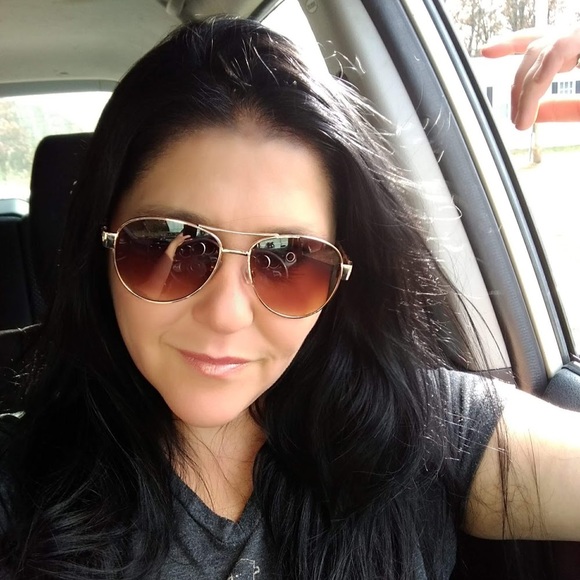 Profile Picture of Brandy Setzer (@setzerwife) on Poshmark