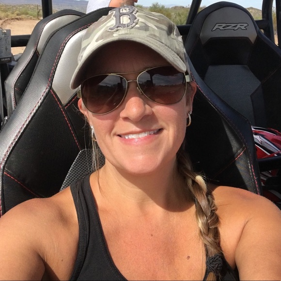 Profile Picture of Beth Borghoff (@snoogles17) on Poshmark