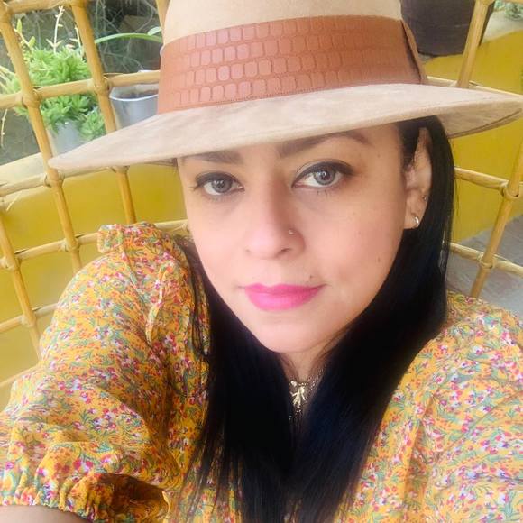 Profile Picture of Ana Fangerow (@anafangerow) on Poshmark