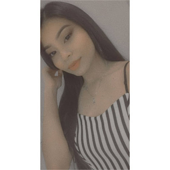 Profile Picture of Ana Renderos (@anarenderos2000) on Poshmark