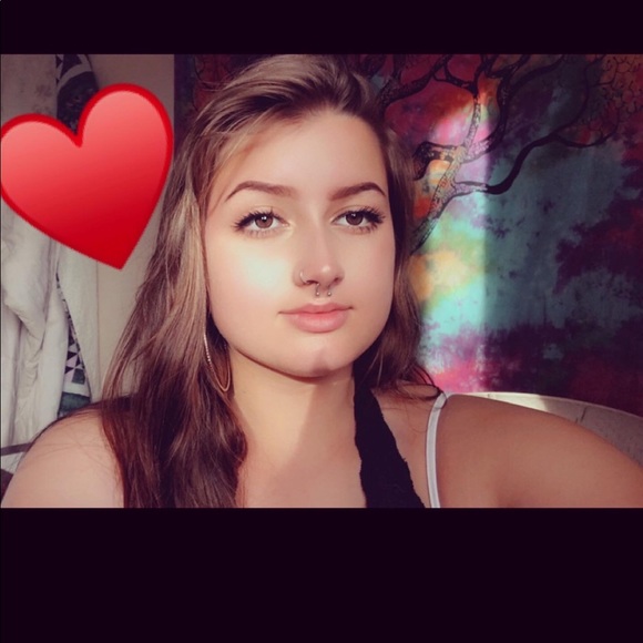 Profile Picture of Skye Broniec (@skyeb812) on Poshmark