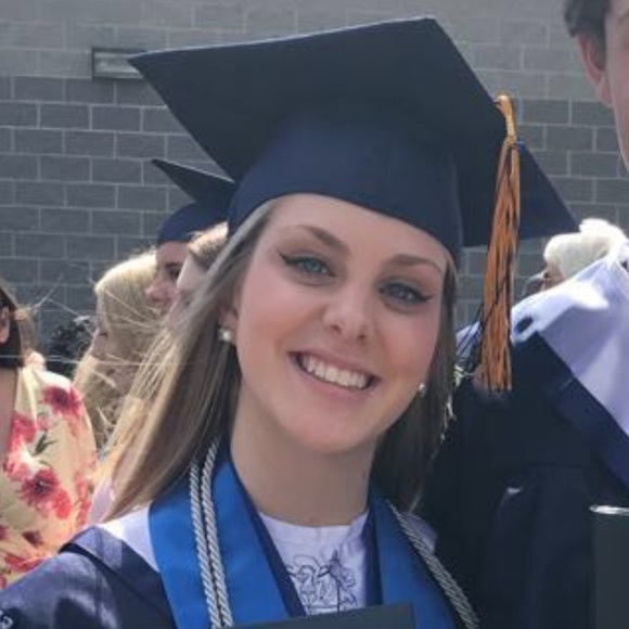 Profile Picture of Taylor Luckel (@taylorluckel) on Poshmark