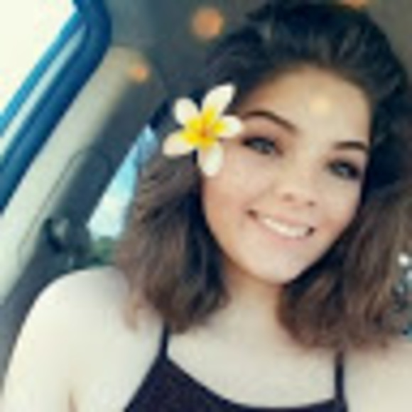 Profile Picture of Angela Petty (@apetty01) on Poshmark