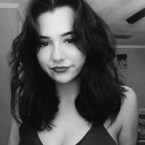 Profile Picture of Em Harroff (@emharroff) on Poshmark