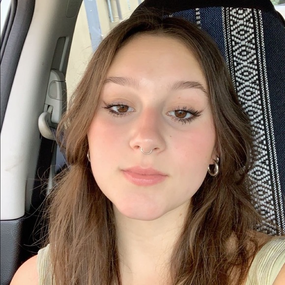 Profile Picture of Isabelle Baldinell (@s719926) on Poshmark