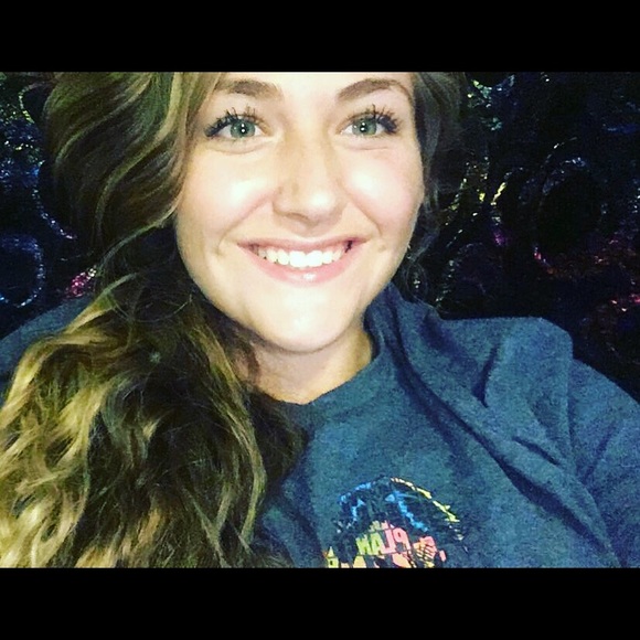 Profile Picture of Alyssa Langfield (@lyssa882) on Poshmark