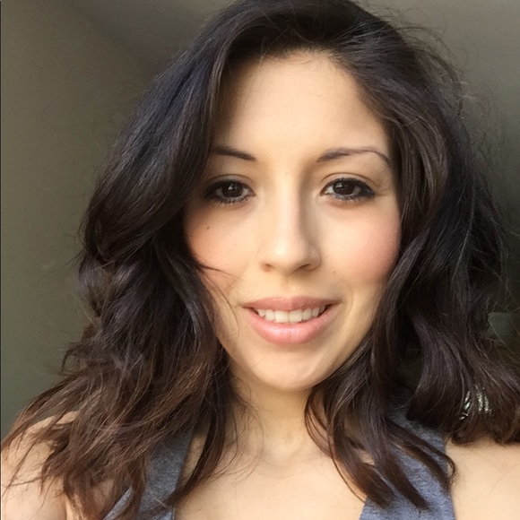 Profile Picture of Vanessa Pinard (@vpinard) on Poshmark