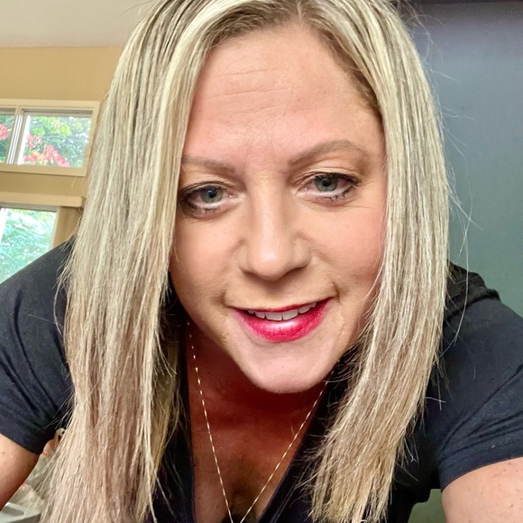 Profile Picture of Meredith Kutilek (@meredwine50) on Poshmark