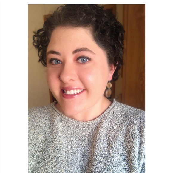 Profile Picture of Kim Busby (@kimbusby212) on Poshmark