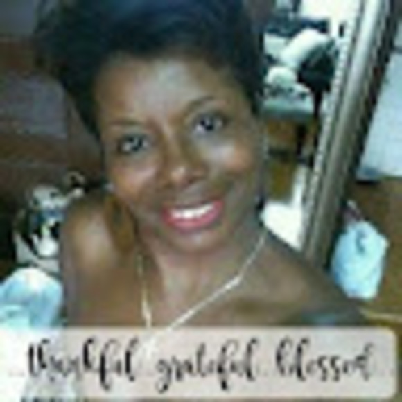 Profile Picture of Claudia Mitchell (@cmitch_50) on Poshmark