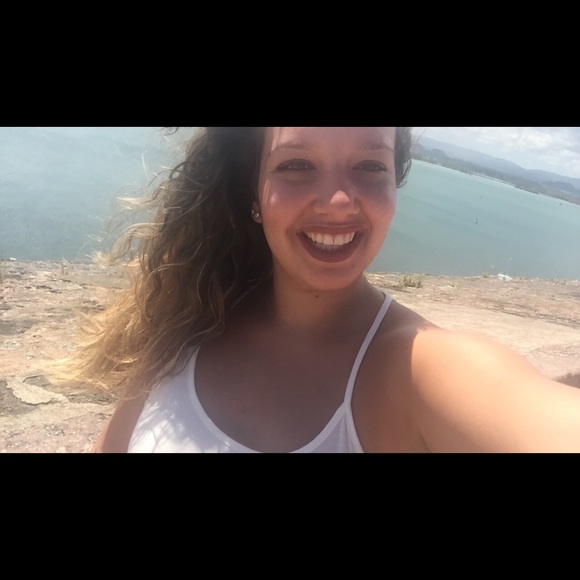 Profile Picture of Anexy Casiano (@anexy) on Poshmark