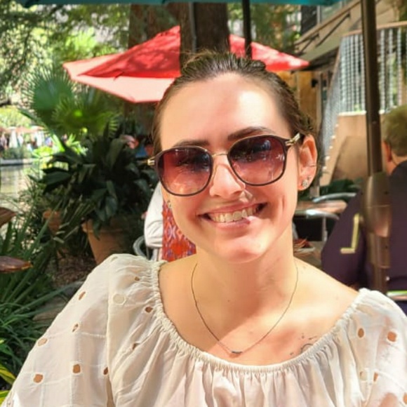 Profile Picture of Ana Posselt (@anaposselt) on Poshmark