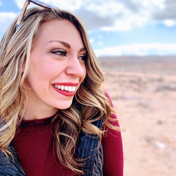 Profile Picture of Samantha Reintjes (@samreintjes) on Poshmark