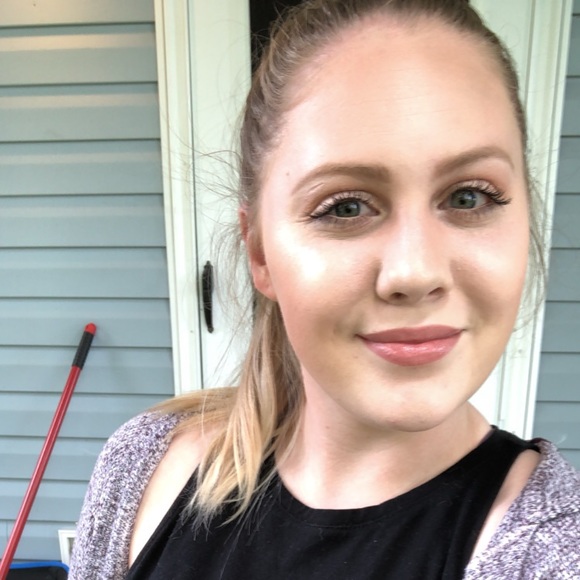 Profile Picture of Gracie Miers (@gracie_miers) on Poshmark