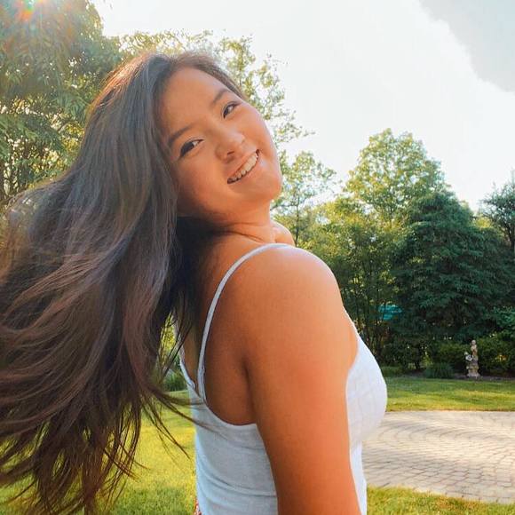 Profile Picture of Eileene Yu (@eileeneyuu) on Poshmark