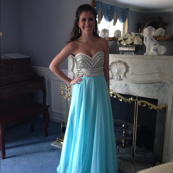 Profile Picture of Sarah Demsko (@sdemo21) on Poshmark