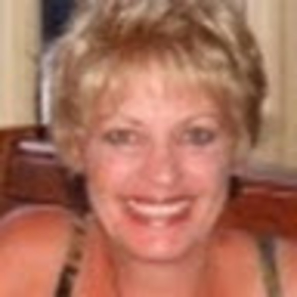 Profile Picture of Eve Roberts (@everose733) on Poshmark