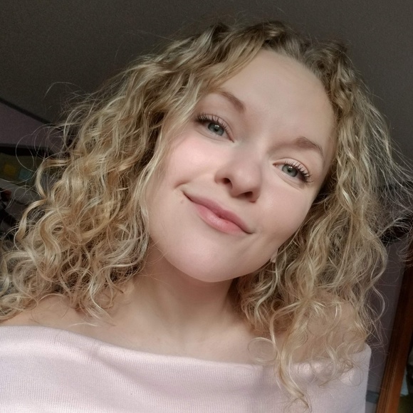 Profile Picture of Lydia Knoop (@knoop) on Poshmark
