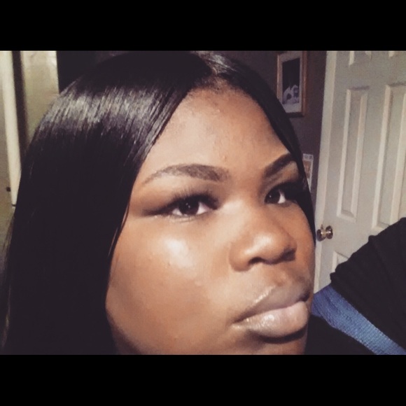 Profile Picture of Davine Holsey (@djh118) on Poshmark