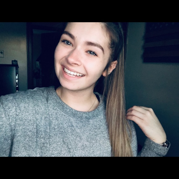 Profile Picture of Allison Bradway (@alliebradway) on Poshmark