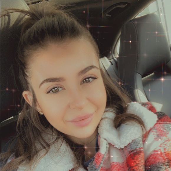 Profile Picture of Julia Kalisperas (@juliakalis) on Poshmark