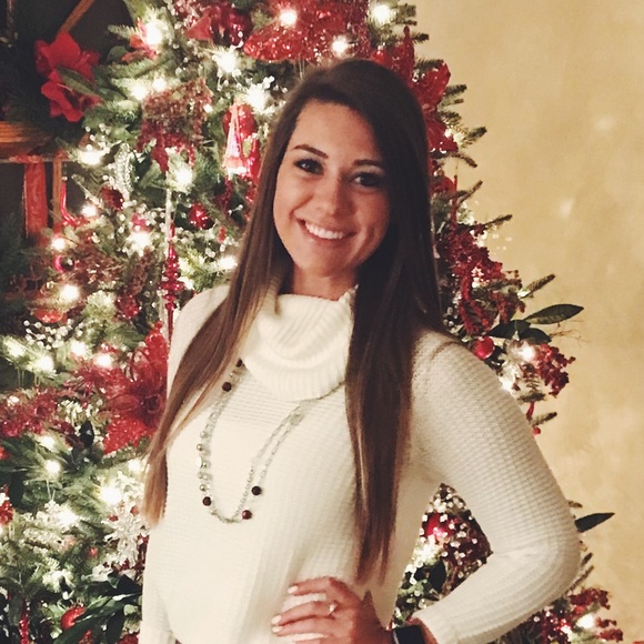 Profile Picture of Peyton H (@peyton_kae) on Poshmark