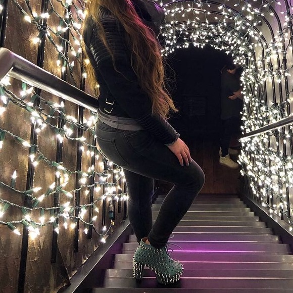 Profile Picture of Danielle Wight (@beaglefashion) on Poshmark