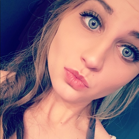 Profile Picture of Sydney Dosch (@srdosch) on Poshmark
