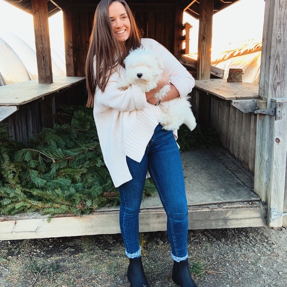 Profile Picture of Carlie Goodwin (@carliegoodwin12) on Poshmark