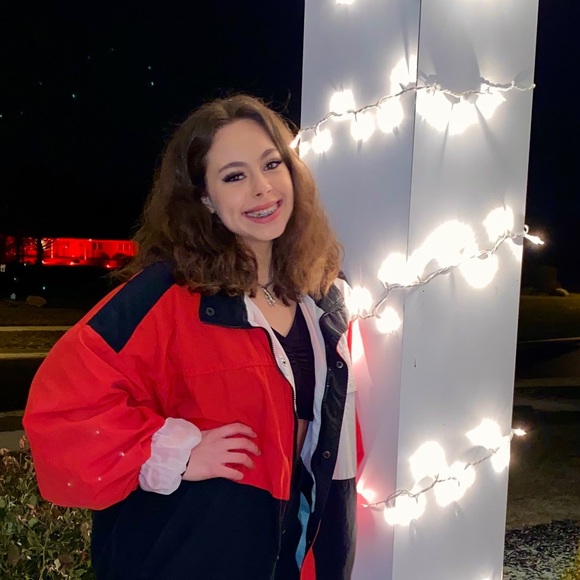 Profile Picture of Holly Vandenbussche (@hollyvandy) on Poshmark