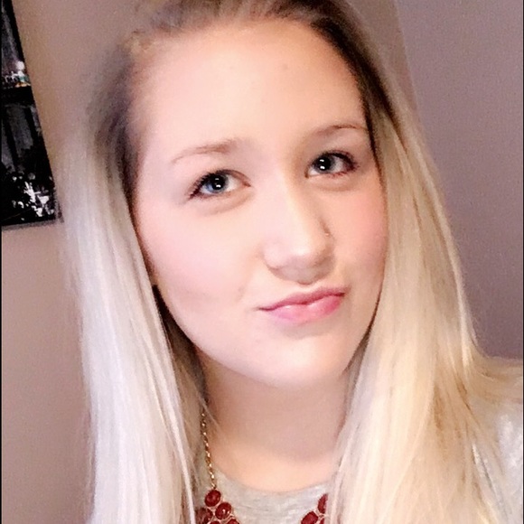 Profile Picture of Ashley Key (@ashleyykeey) on Poshmark