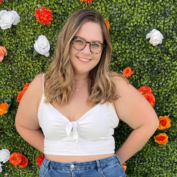 Profile Picture of Maggie Schmook (@maggieschmook) on Poshmark
