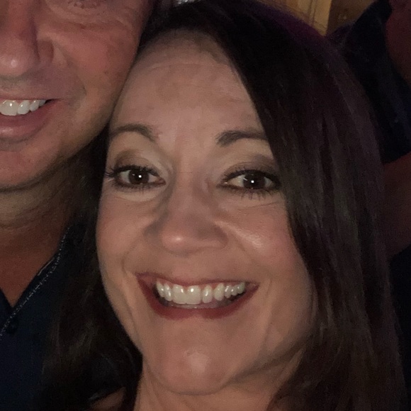 Profile Picture of Wendy Horrell (@wendyhorrell) on Poshmark