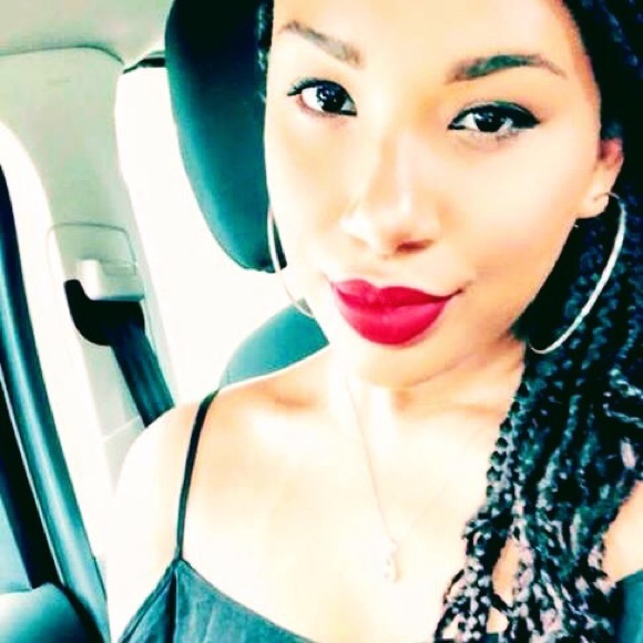 Profile Picture of Eboni Colbert (@escolbert) on Poshmark