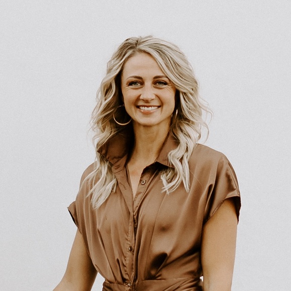 Profile Picture of Erica Schuster (@elschuster) on Poshmark