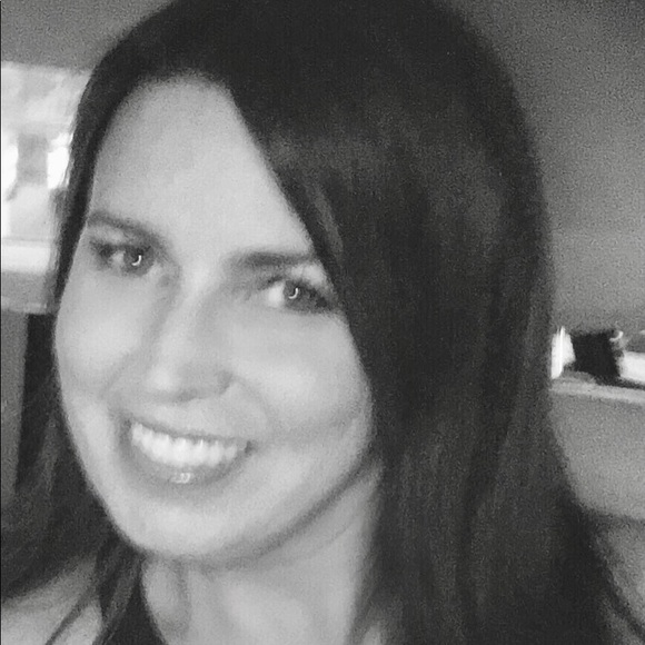 Profile Picture of Karen Schilter (@karenschilter) on Poshmark